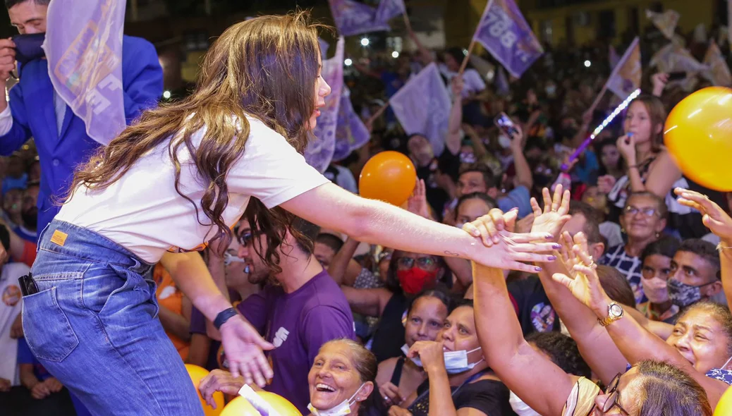 Fernanda Gomes cumprimenta populares