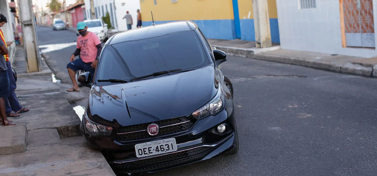 Fiat Cronos que estava estacionado