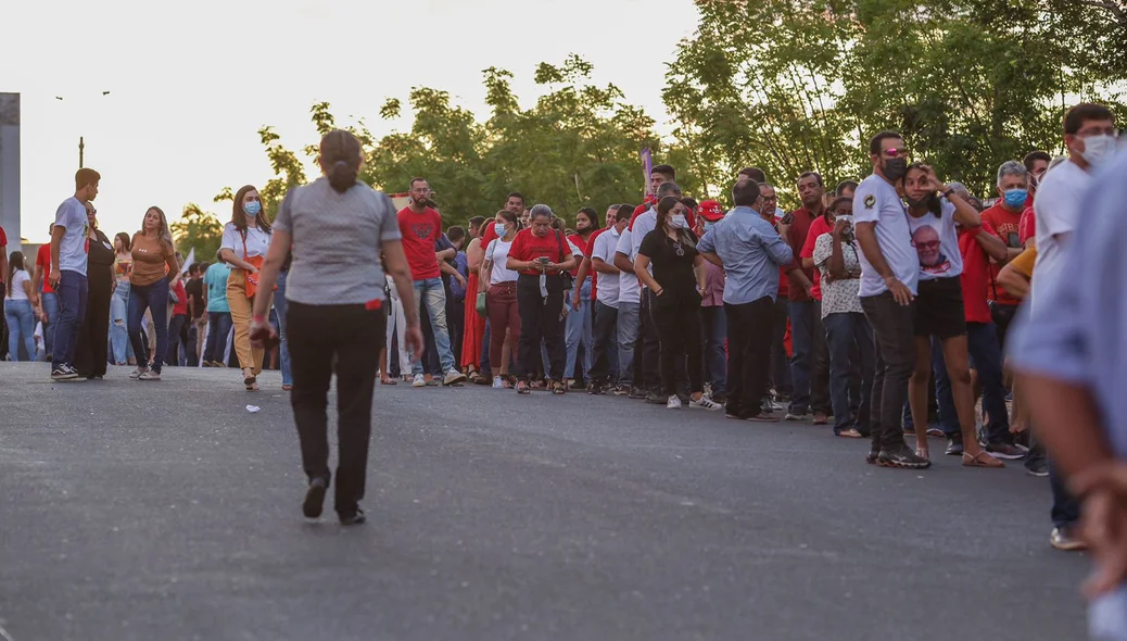 Fila para entrar em evento com Lula em Teresina