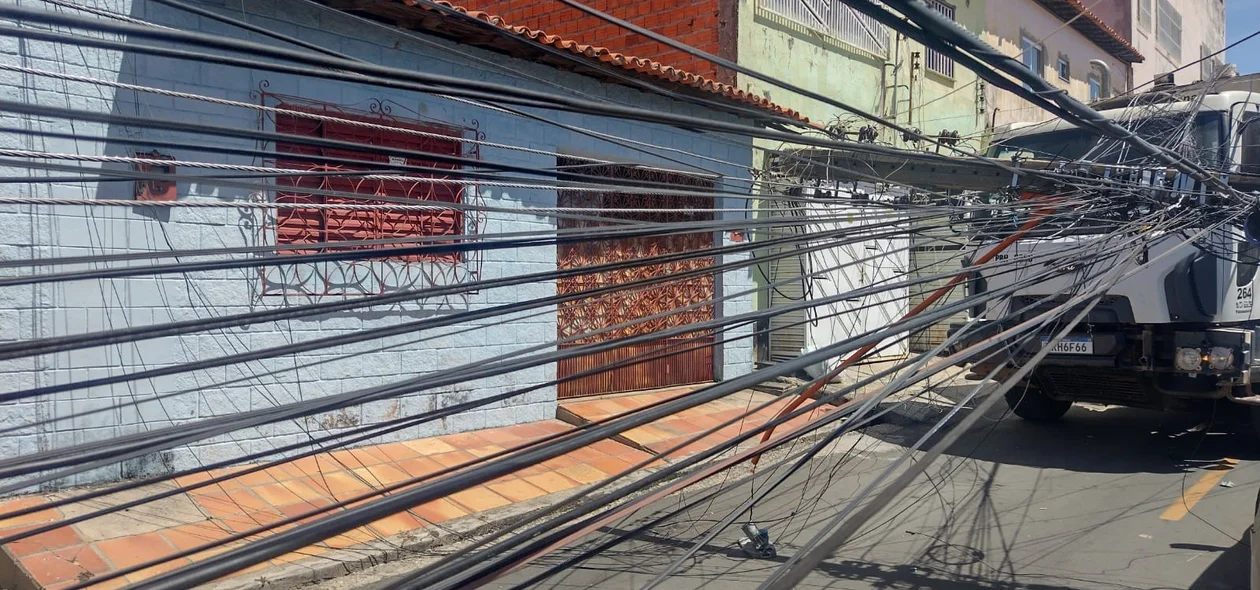 Fios de telefonia do poste ficaram enganchados no caminhão e no carro