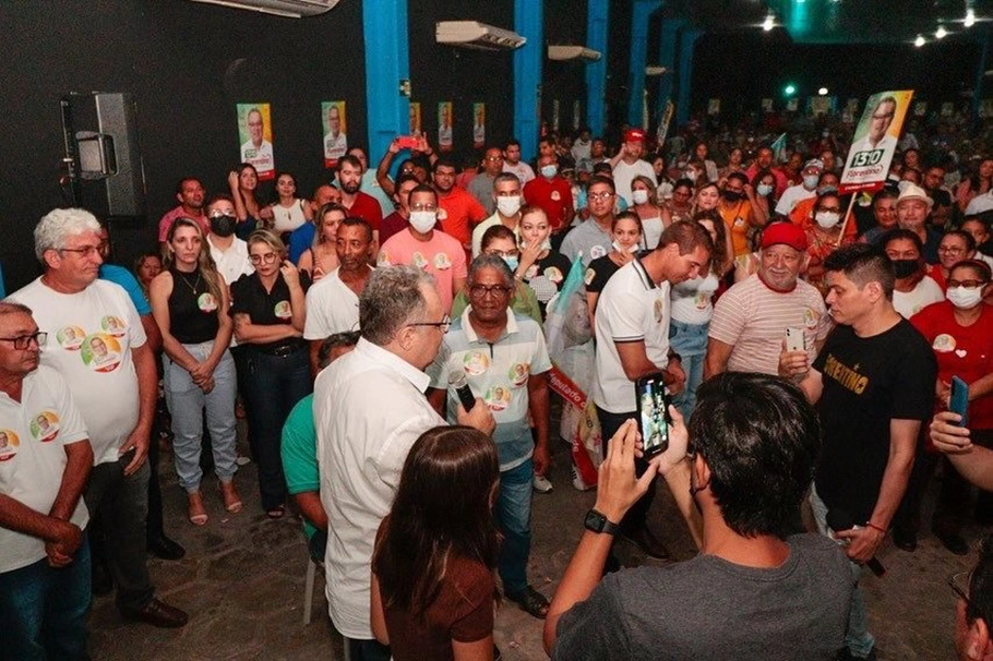 Florentino Neto cercado de lideranças políticas, amigos em Parnaíba