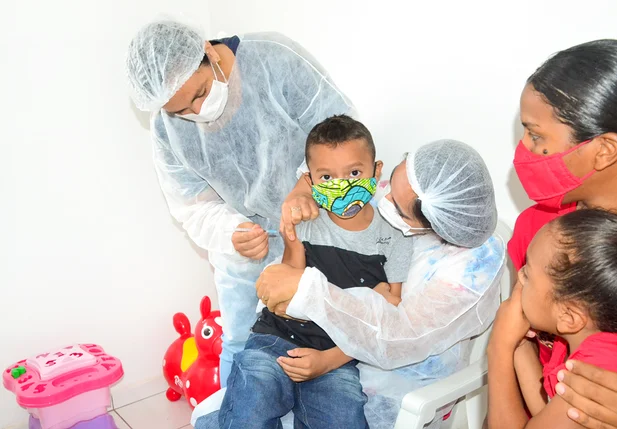 FMS faz um novo alerta aos país que levem suas crianças para tomar a vacina contra a gripe