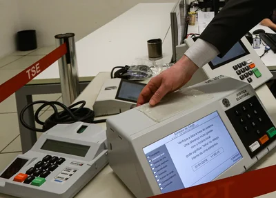 funcionários do Tribunal Superior Eleitoral (TSE) iniciando a lacração do sistema das urnas eletrônicas