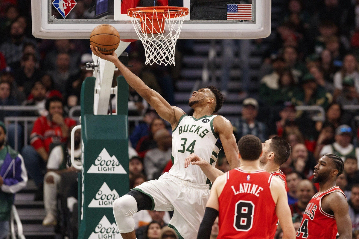 Giannis voa para a bandeija contra os Bulls