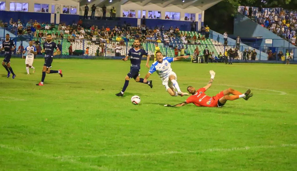 Goleiro caído no chão