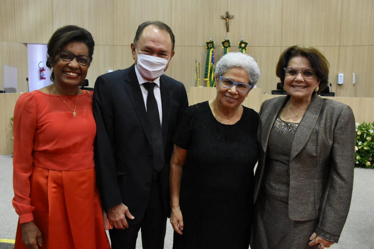 Governadora Regina Sousa homenageia servidores do estado