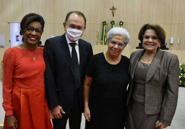 Governadora Regina Sousa homenageia servidores do estado