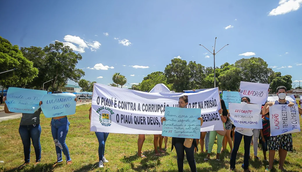 Grupo foi ao aeroporto de Teresina para fazer manifestação contra Lula