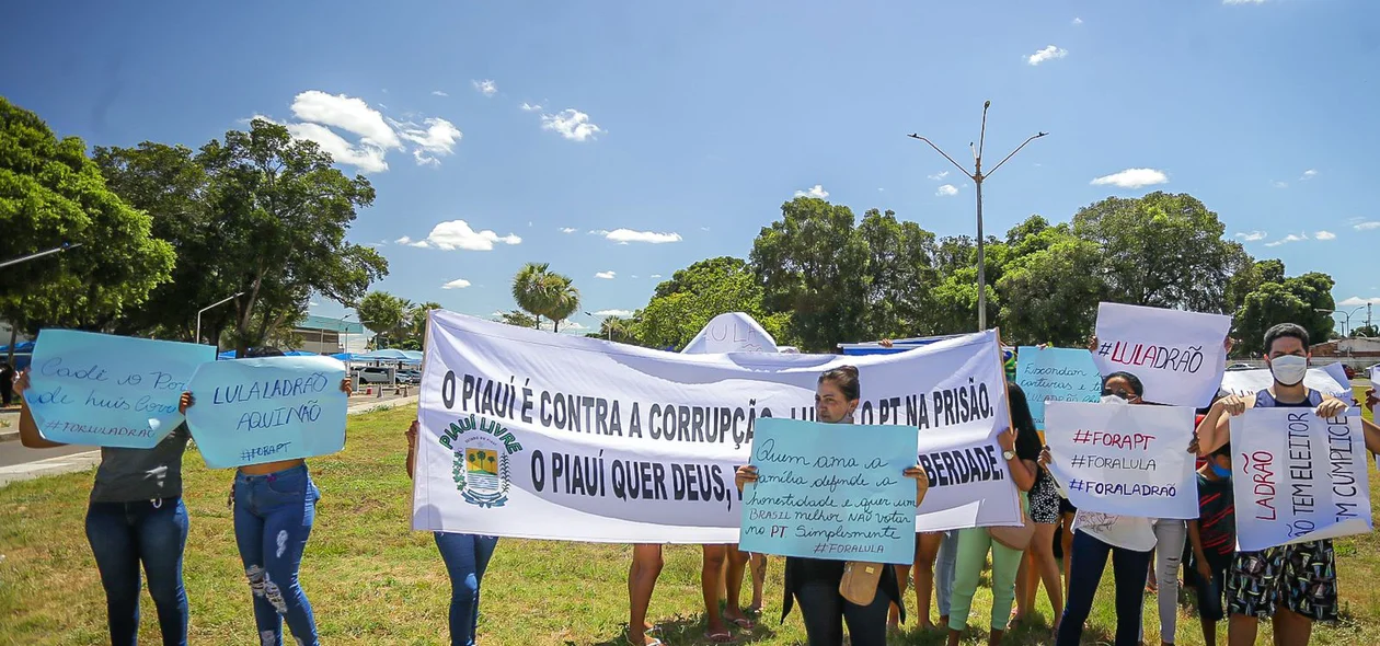 Grupo foi ao aeroporto de Teresina para fazer manifestação contra Lula