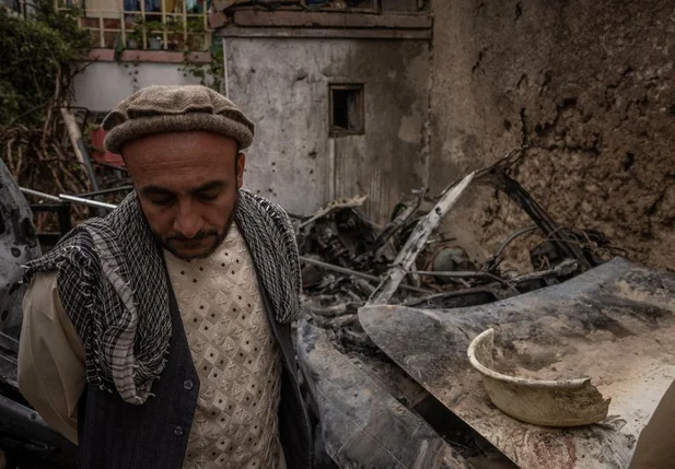 Imagem mostra parente de Zemari Ahmadi, uma das vítimas do ataque americano que matou 10 civis no Afeganistão em agosto do ano passado