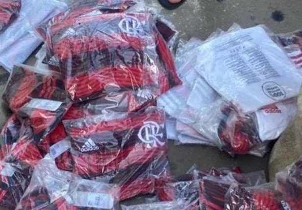 Imagens de supostas camisas roubadas do Flamengo sendo vendidas em comunidades do Rio circulam nas redes sociais