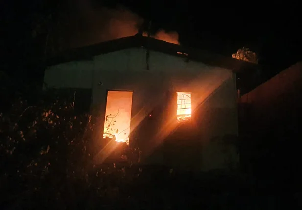 Incêndio destrói residência na cidade de Picos