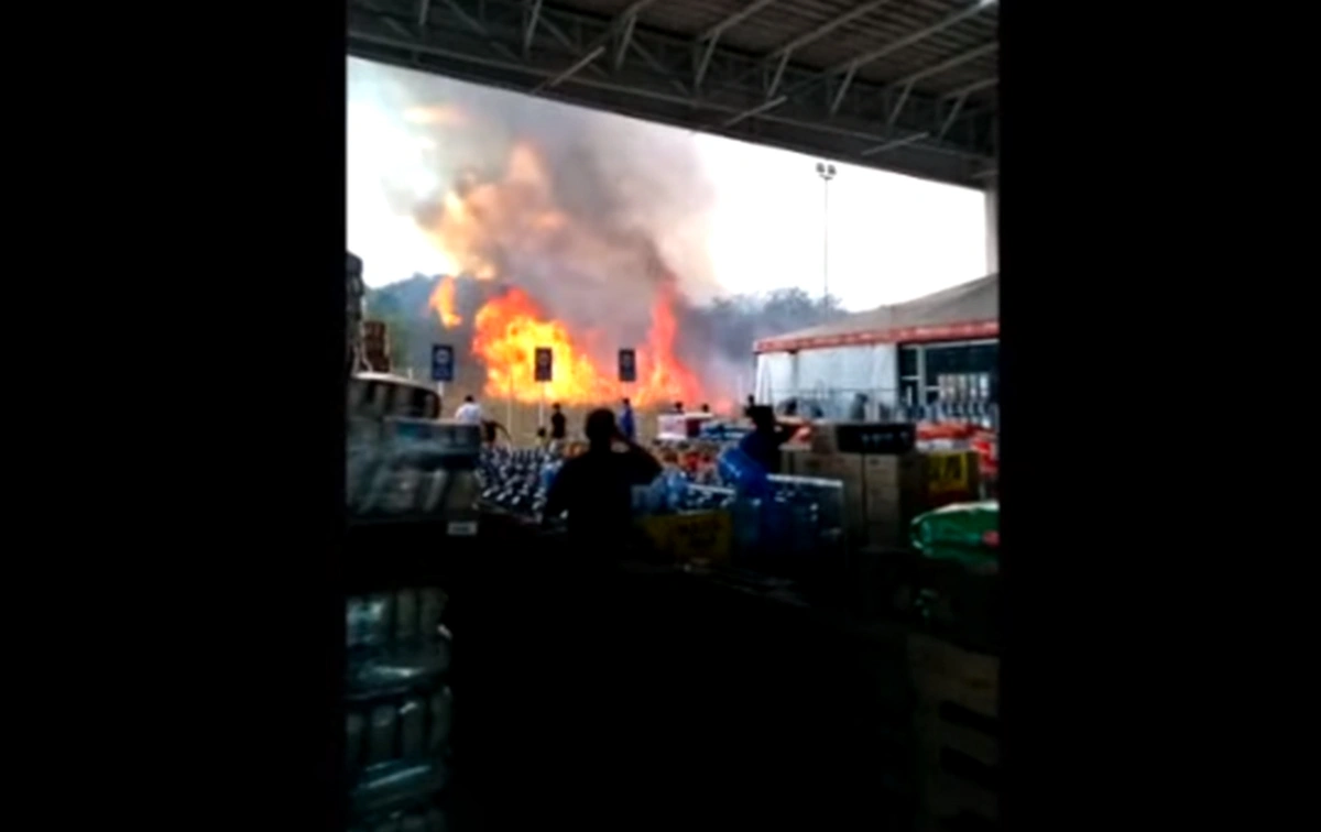 Incêndio próximo a supermercado