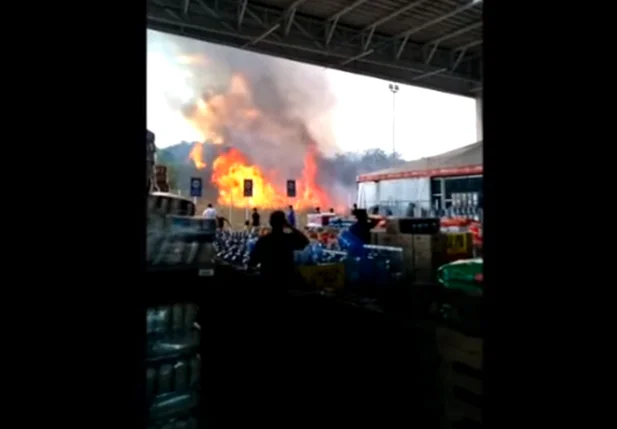Incêndio próximo a supermercado