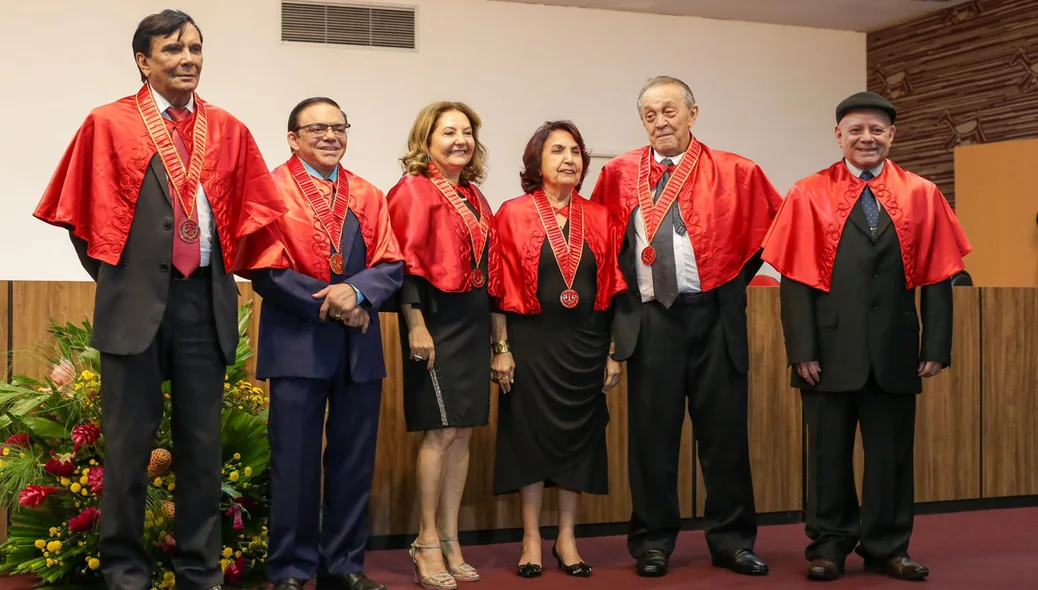 Integrantes da APLJ ao lado da desembargadora Liana Chaib