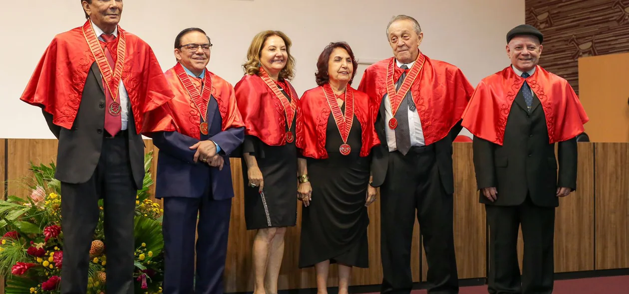 Integrantes da APLJ ao lado da desembargadora Liana Chaib