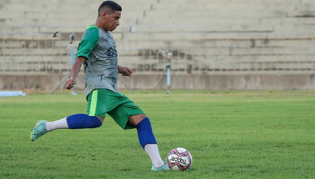 Jogador bantendo o segundo pênalti