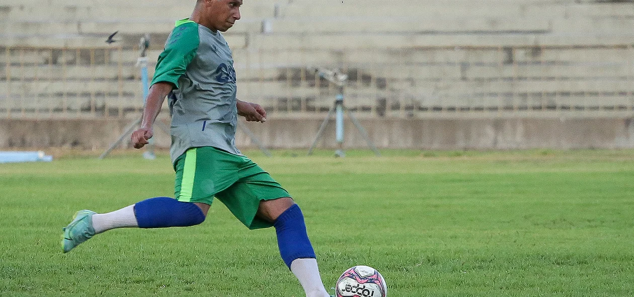 Jogador bantendo o segundo pênalti