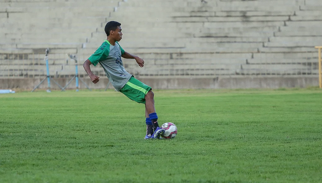 Jogador cobrando o primeiro pênalti