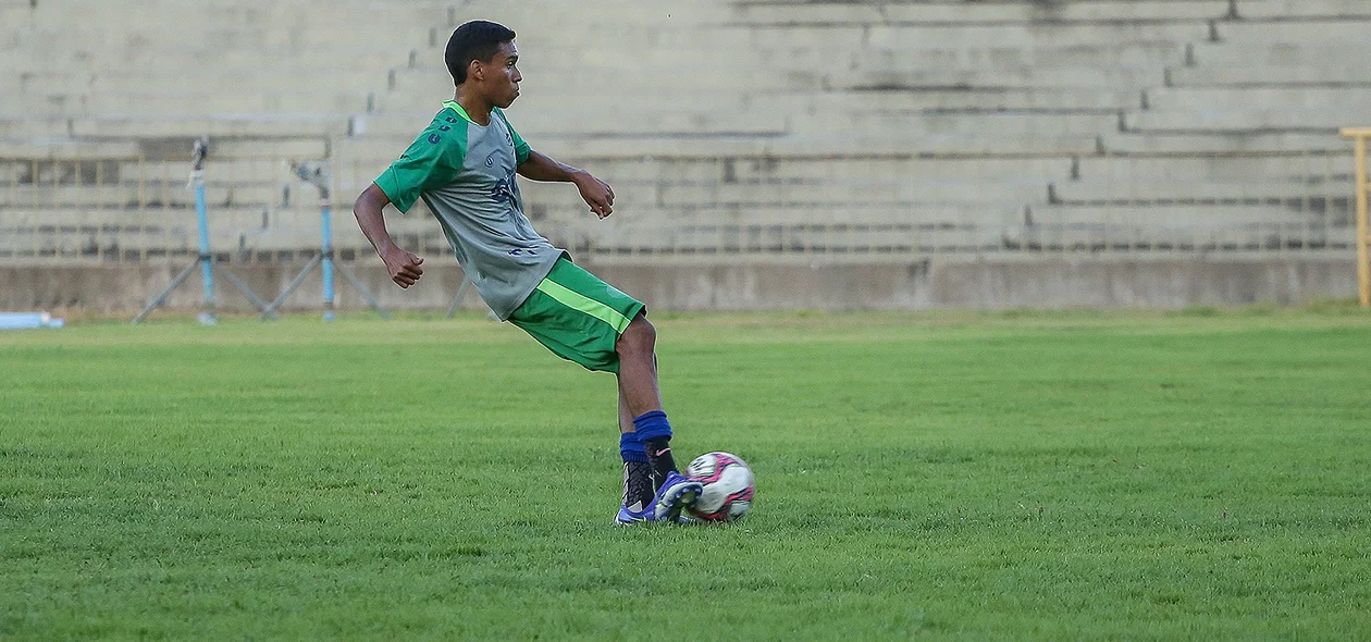 Jogador cobrando o primeiro pênalti