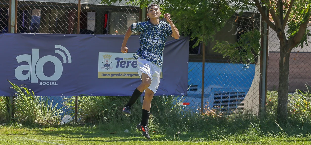 Jogador comemora gol
