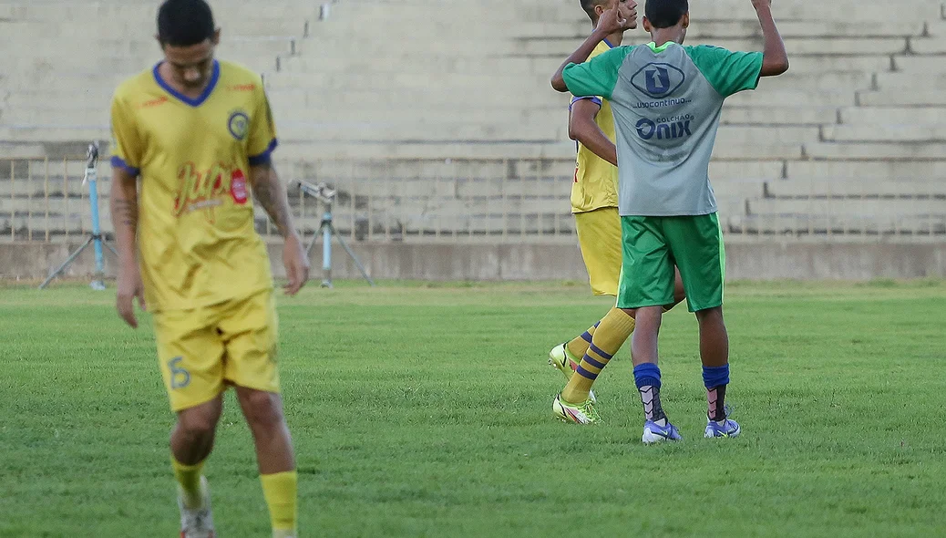 Jogador comemorando o gol