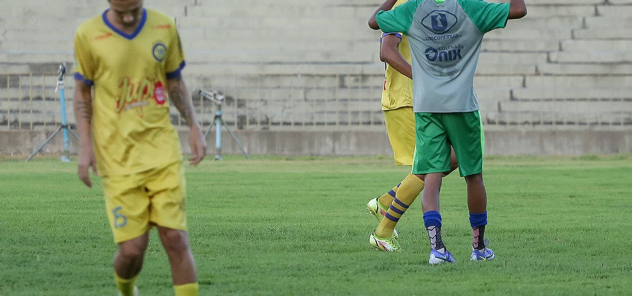 Jogador comemorando o gol