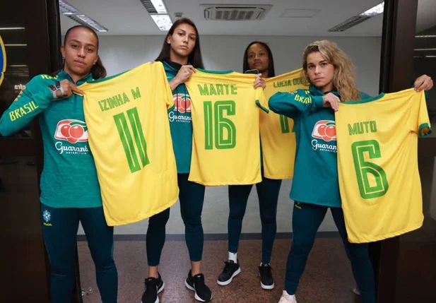 Jogadoras da seleção exibem suas camisas com os nomes fictícios que estão no FIFA.