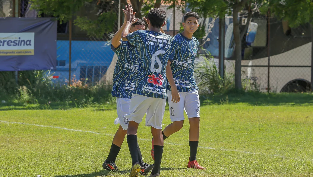 Jogadores comemorando gol