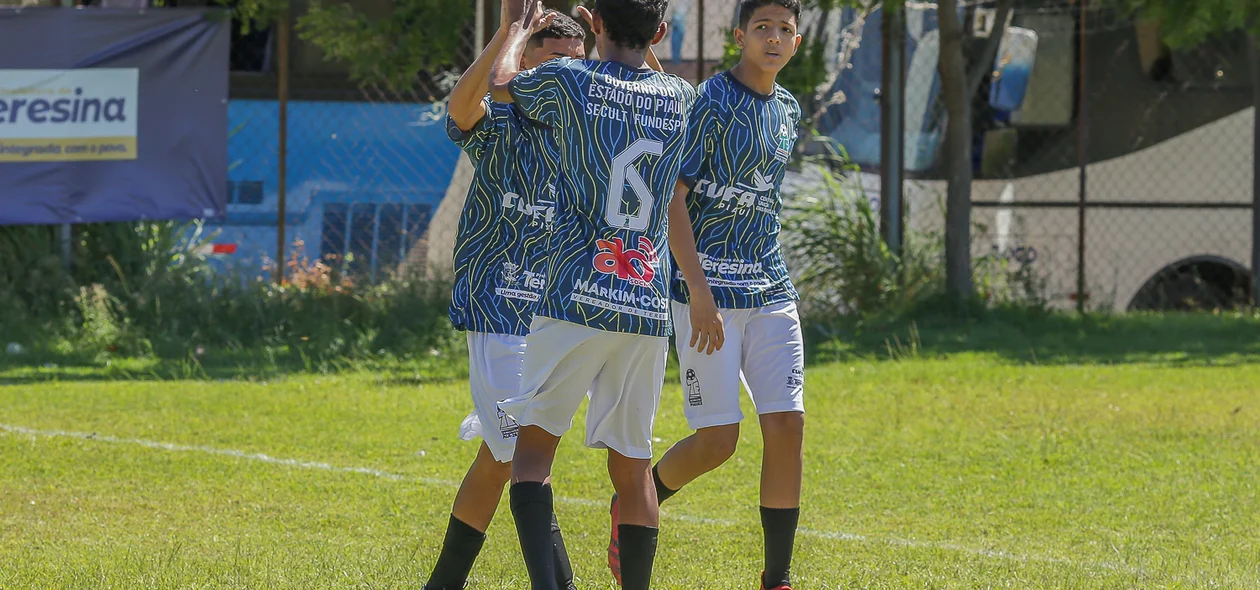 Jogadores comemorando gol