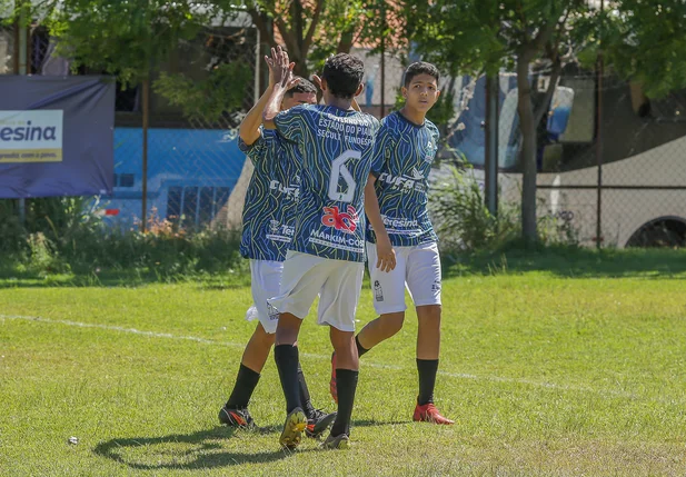 Jogadores comemorando gol