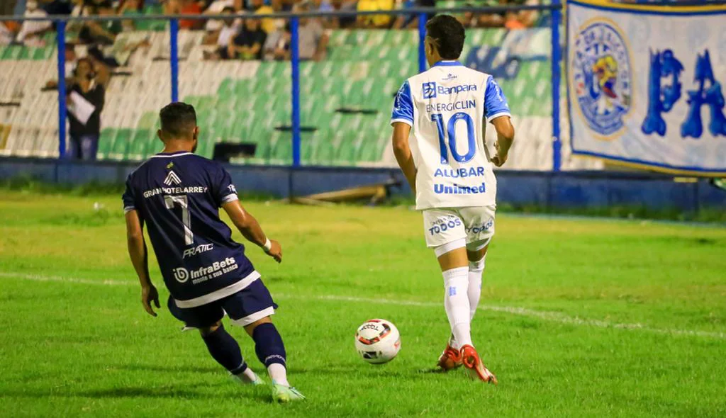 Jogadores disputando a bola