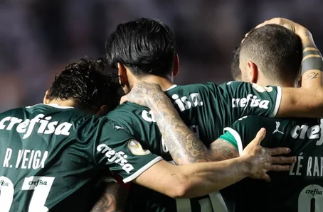 Jogadores do Palmeiras comemorando gol contra o Santos