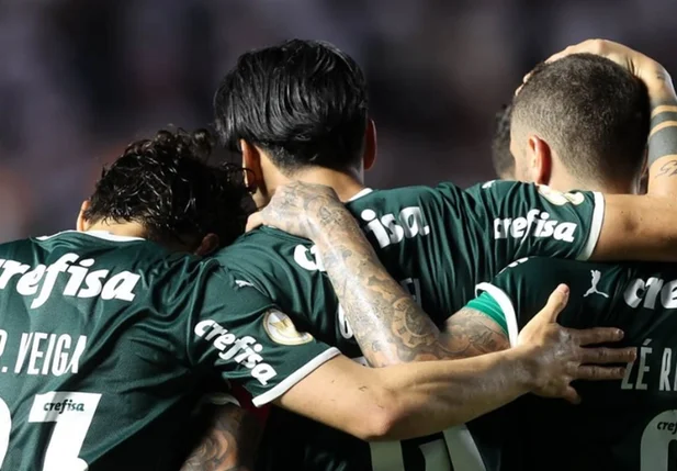 Jogadores do Palmeiras comemorando gol contra o Santos