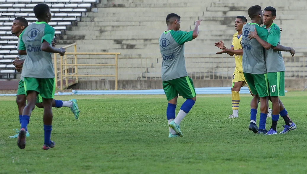 Jogadores do Piauí comemorando o gol