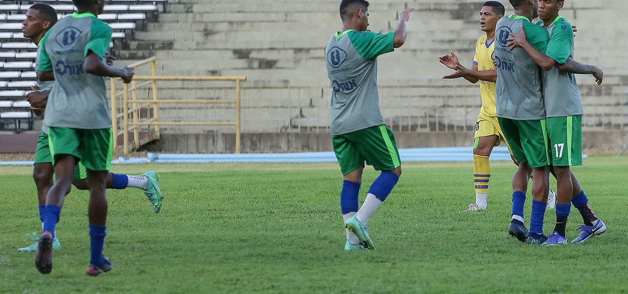 Jogadores do Piauí comemorando o gol