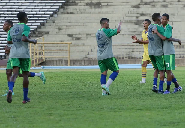 Jogadores do Piauí comemorando o gol
