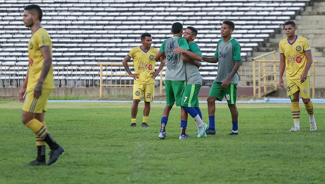 Jogadores do Piauí em comemoração do segundo gol da equipe