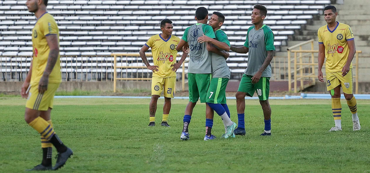 Jogadores do Piauí em comemoração do segundo gol da equipe