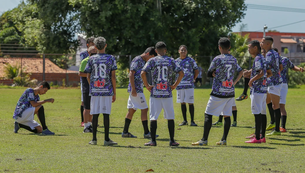 Jogadores se preparam para início da partida