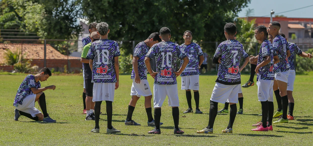 Jogadores se preparam para início da partida