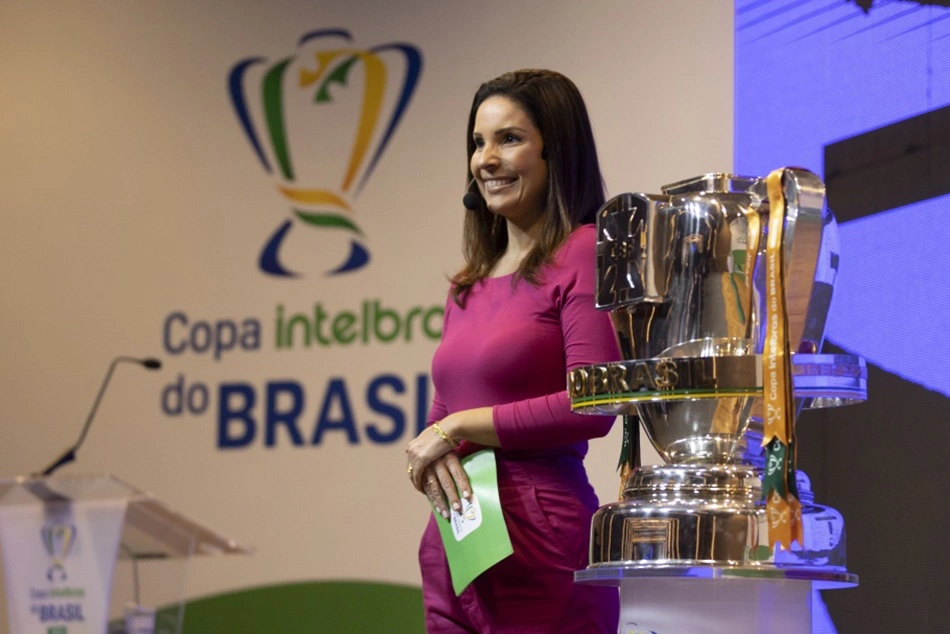 Jornalista Lizandra Trindade apresentando o Sorteio das semifinais da Copa do Brasil