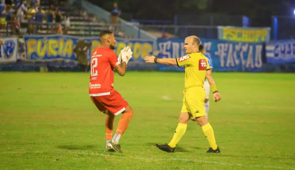 Juiz adverte goleiro