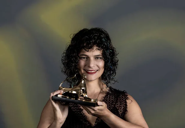 Júlia Murat com o Leopardo de Ouro por 'Regra 34', no Festival de Locarno