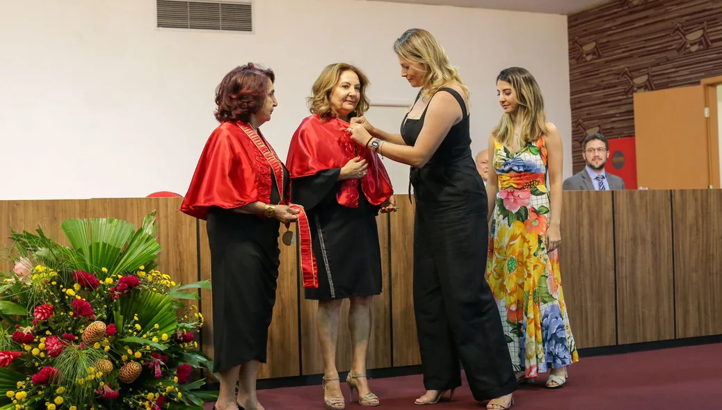 Liana Chaib recebe honraria