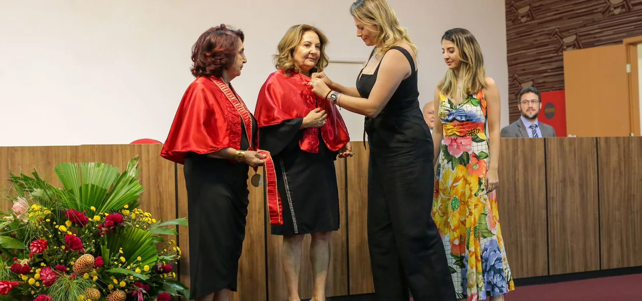 Liana Chaib recebe honraria