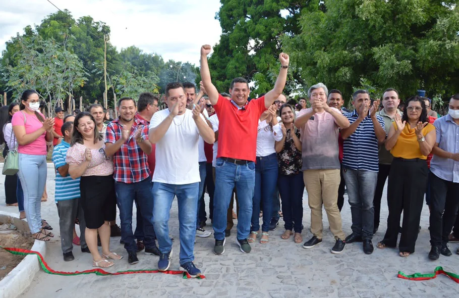 Lideranças e população durante a entrega da pavimentação em Lagoa de São Francisco