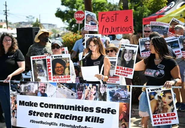 Lili Trujillo Puckett, fundadora da Street Racing Kills (Corrida de Rua Mata, em tradução livre), fala ao lado de moradores locais do durante um protesto contra filmagens
