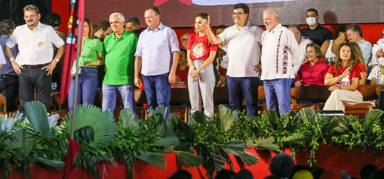 Lula acompanhado de políticos piauienses em evento de Teresina