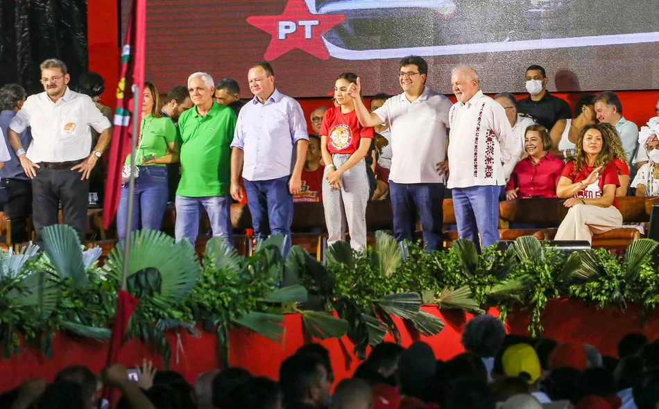 Lula acompanhado de políticos piauienses em evento de Teresina